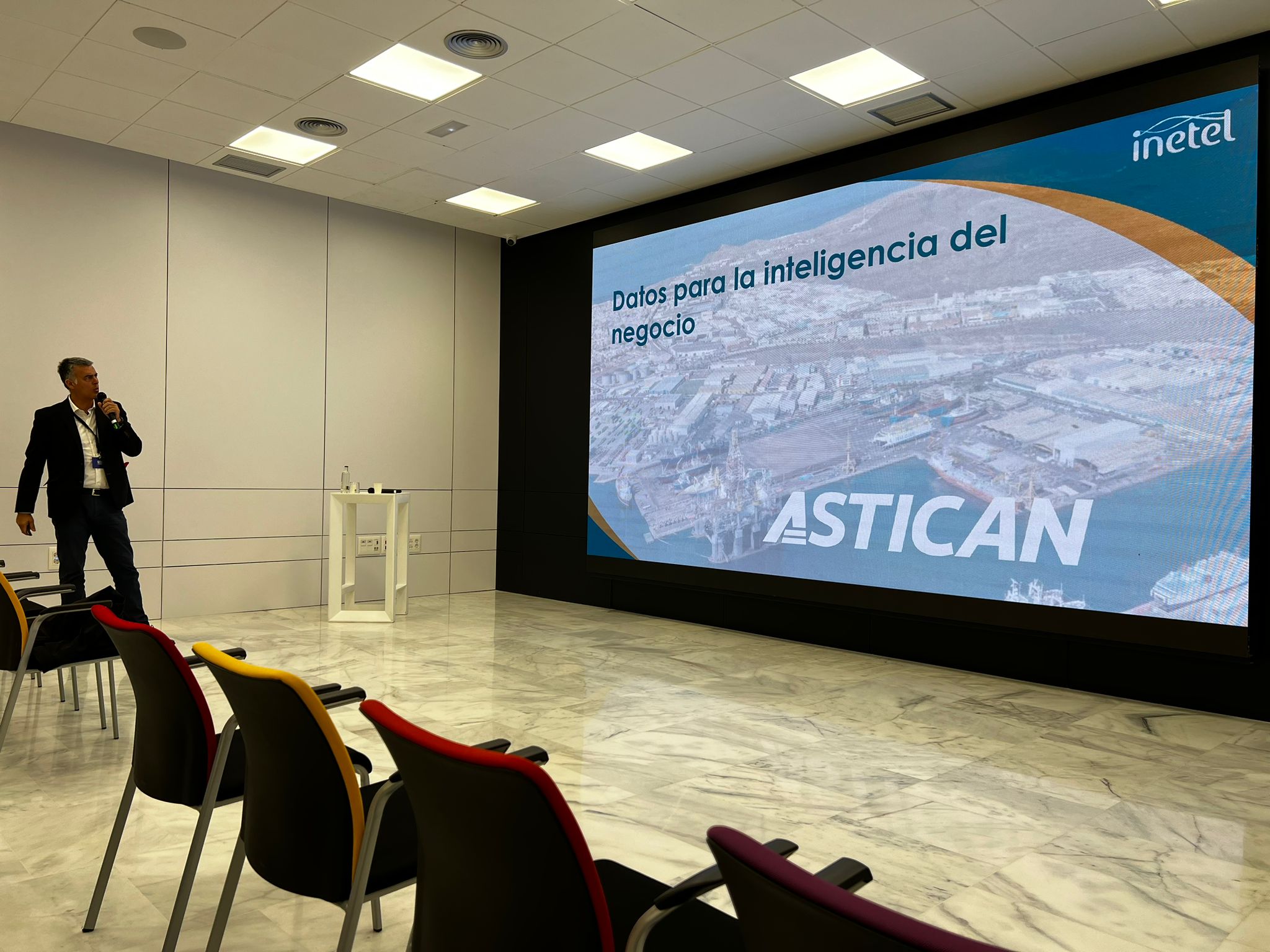 Inetel expone su proyecto de procesos de datos en Astican en el SeaTech Canarias
